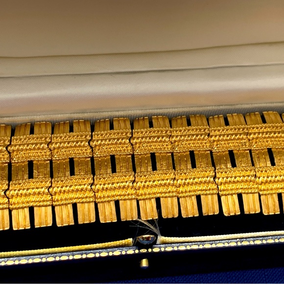 Vintage Monet Bold Dramatic Gold-tone Bracelet. - Picture 4 of 9